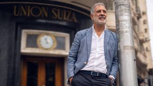 Lluís Vendrell, delante de la tienda de la joyería Unión Suiza, en Diagonal con Via Agusta.