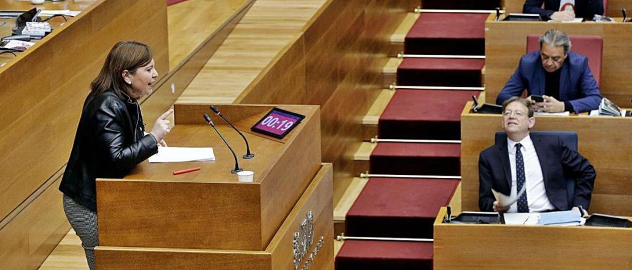 La síndica del PP, Isabel Bonig, se dirige desde la tribuna al presidente de la Generalitat, Ximo Puig, ayer en las Cortes.