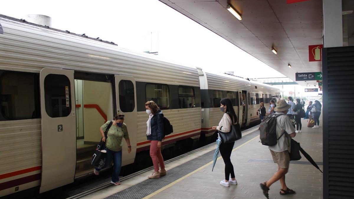 Tren regional de Puebla de Sanabria a Valladolid, en la estación de Zamora