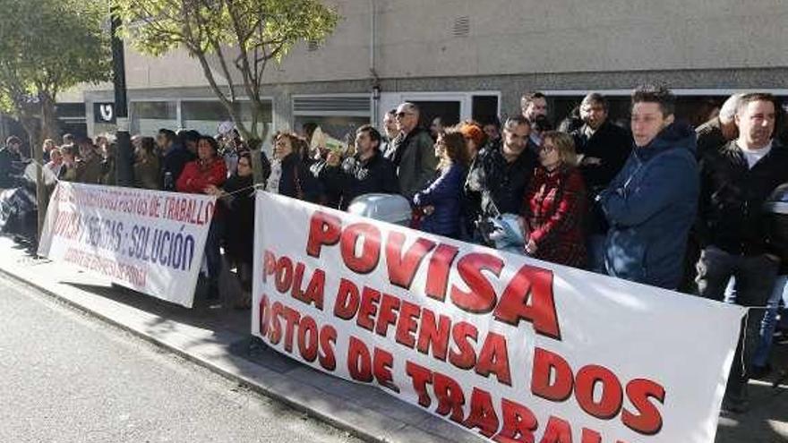Un centenar de trabajadores participaron de la movilización. // A. Villar