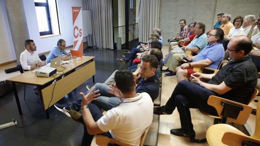 Un instante de la asamblea de la agrupación de Ciudadanos, ayer, en El Coto.