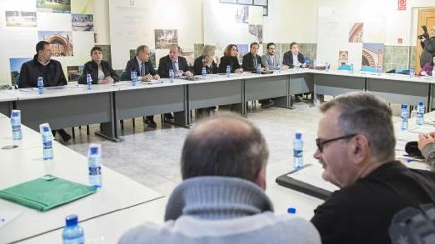 Reunión entre patronal y sindicatos ayer en la sede de Ascer.