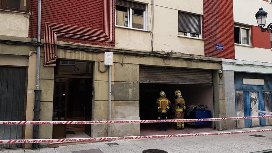 Bomberos en el edificio.