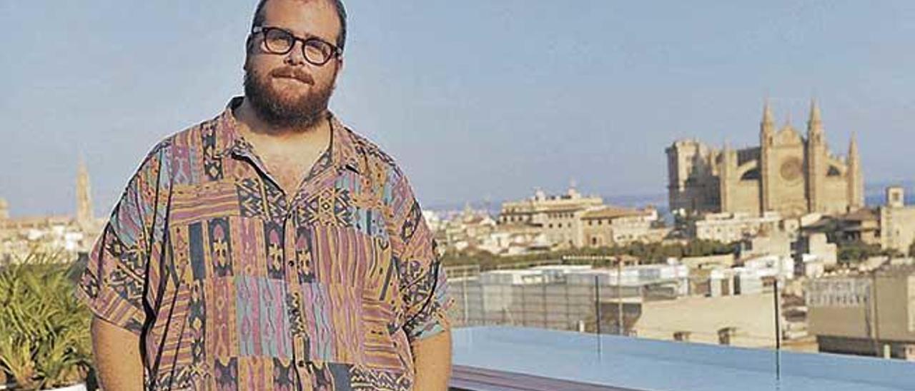 Miquel Ferrer con Palma como telón de fondo, en concreto, con las vistas de la terraza del Hotel Nakar.