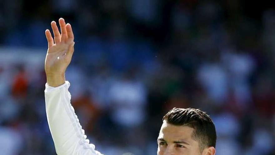 El pequeño Zaid, con Cristiano Ronaldo en el Bernabéu. // Reuters