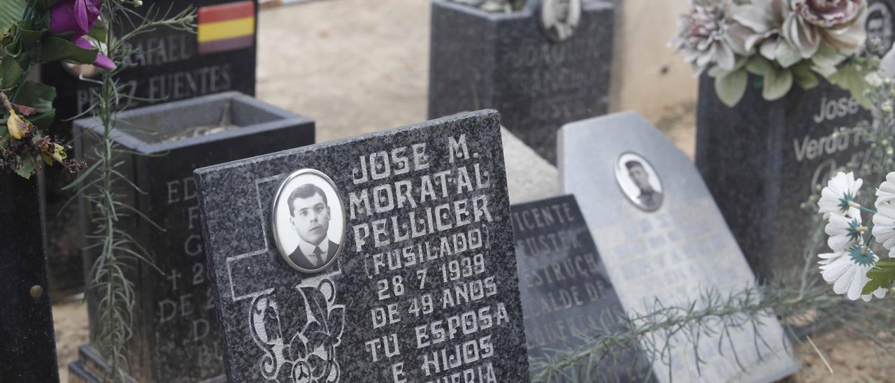 Un grupo de sindicalistas noruegos visitan las fosas de la Guerra Civil en Paterna