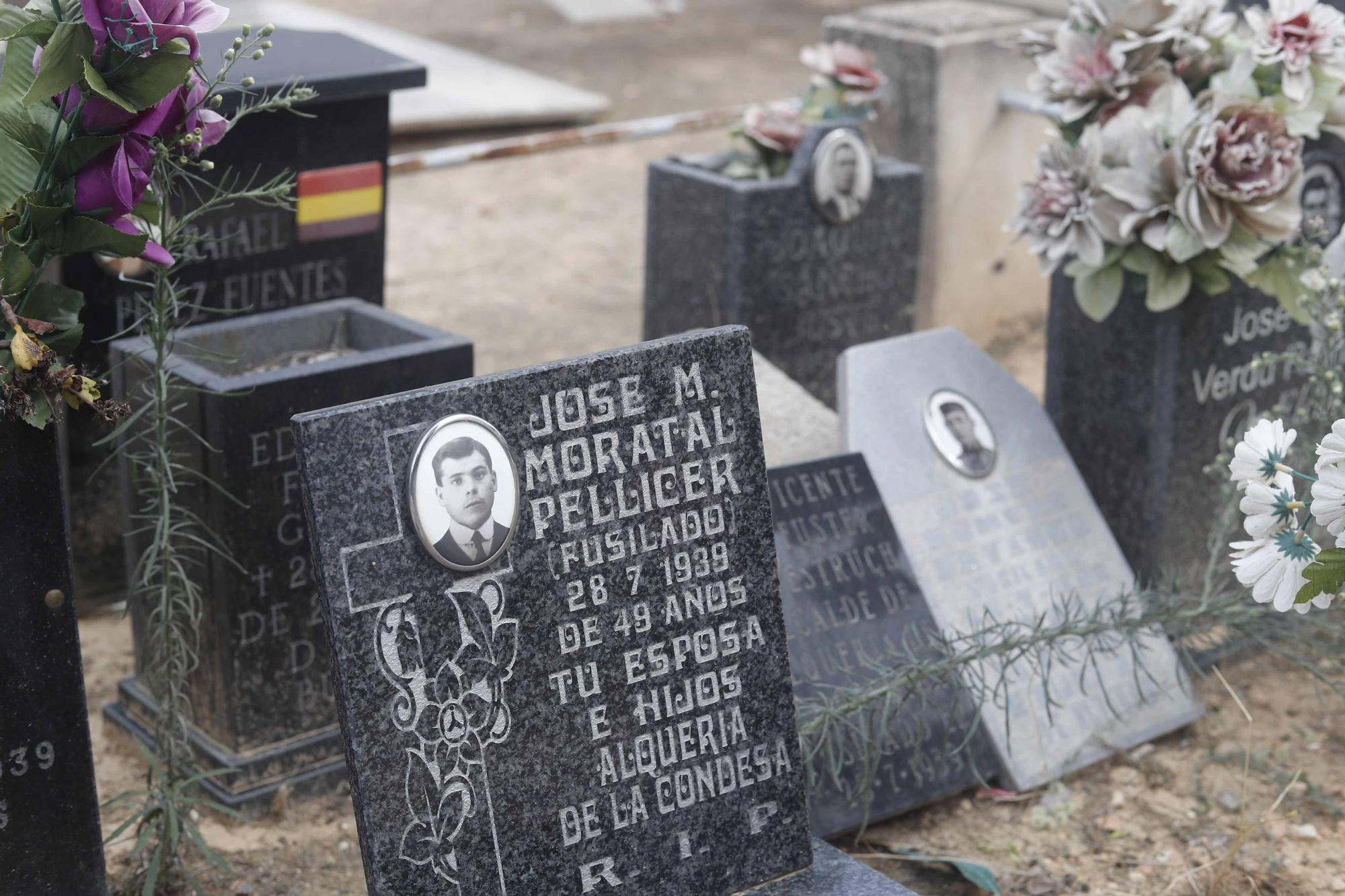 Un grupo de sindicalistas noruegos visitan las fosas de la Guerra Civil en Paterna