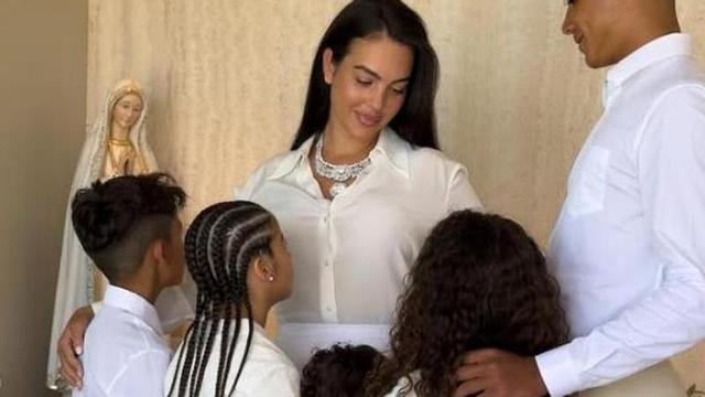 La ‘influencer’ Georgina Rodríguez amb els seus fills el dia del seu casament amb el futbolista Cristiano Ronaldo.