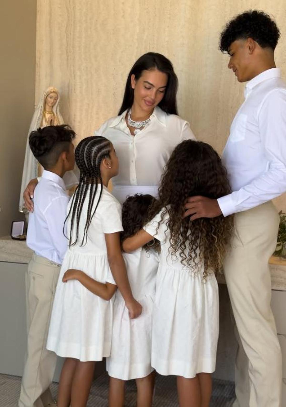 La influencer Georgina Rodríguez, posando con sus hijos el día de su boda con el futbolista Cristiano Ronaldo.