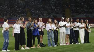 Las imágenes del homenaje del Barça a las mundialistas en Montjuïc