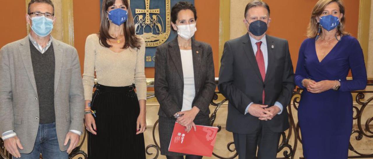 Ramón Méndez Navia, Leticia González, Aurora García, Alfredo Canteli y Conchita Méndez, ayer, en el Ayuntamiento. | Irma Collín