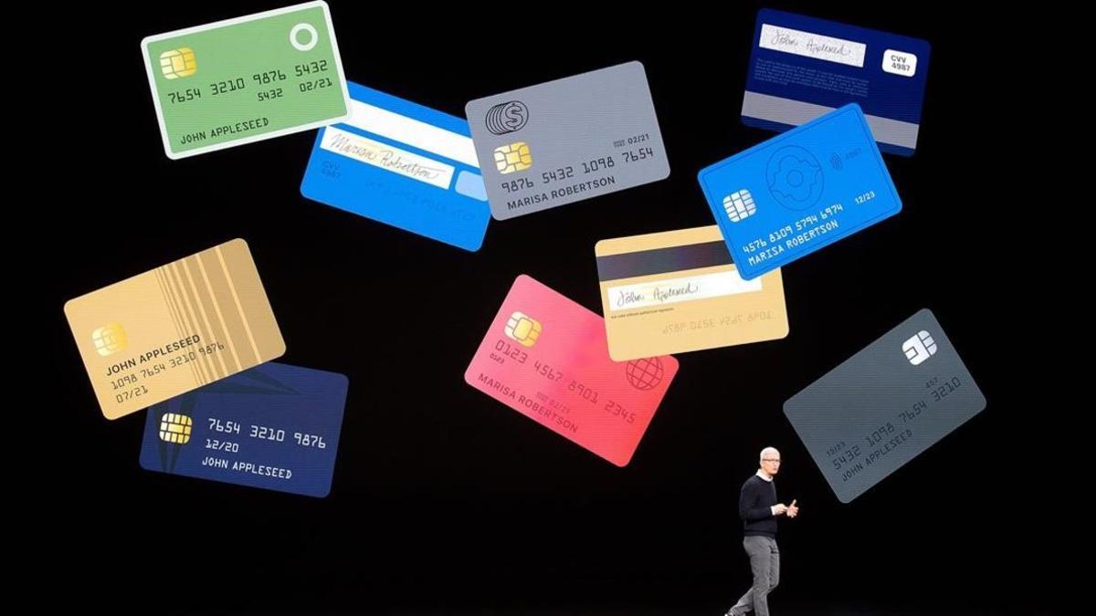 El consejero delegado de Apple, Tim Cook, presenta la tarjeta de crédito Apple Card.