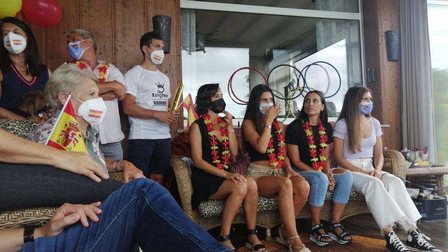 La familia y los amigos de Damián Quintero, celebrando en Gijón su final de kata.