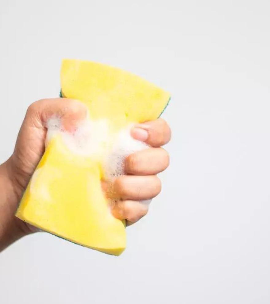 El truco para desinfectar las esponjas de casa: agua y papel absorbente