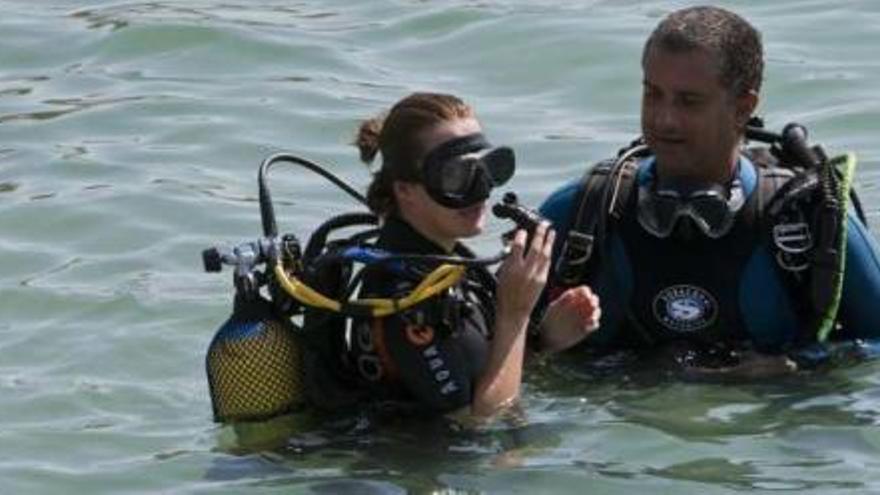 Las cuatro damas del foc que participaron ayer en la I Jornada de Buceo Solidario, organizada por el Club Náutico Alicante Costa Blanca, disfrutaron de una mañana de entretenimiento y diversión en la cala de la Almadraba. f ANTONIO AMORÓS