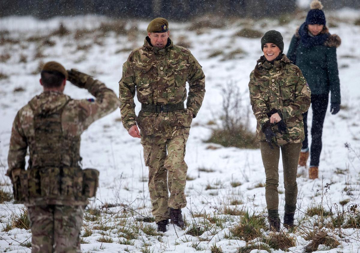 La Princesa de Gales, Catalina practica simulacros de soldados heridos durante su visita al 1er Batallón de Guardias Irlandeses en un ejercicio de entrenamiento cerca de Salisbury, sur de Inglaterra, el 8 de marzo de 2023