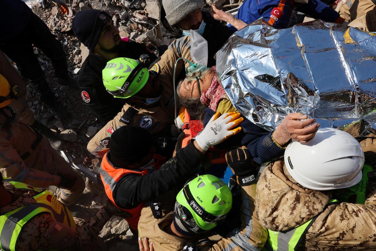 Saadet Sendag, una mujer turca que fue rescatada después de 177 horas, mientras continúa la búsqueda de supervivientes, después de un terremoto mortal en Hatay, Turquía, el 13 de febrero de 2023