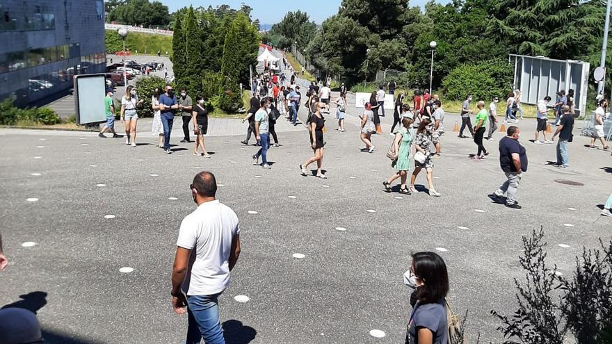 Cola de una hora bajo el sol para vacunarse contra el COVID en el Ifevi