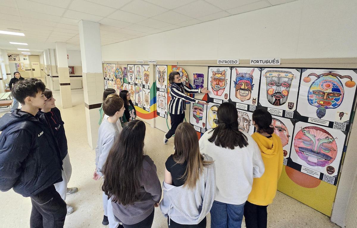El coordinador de la muestra y profesor de Plástica del ROU, Pablo Martínez, explicando detalles a los alumnos.