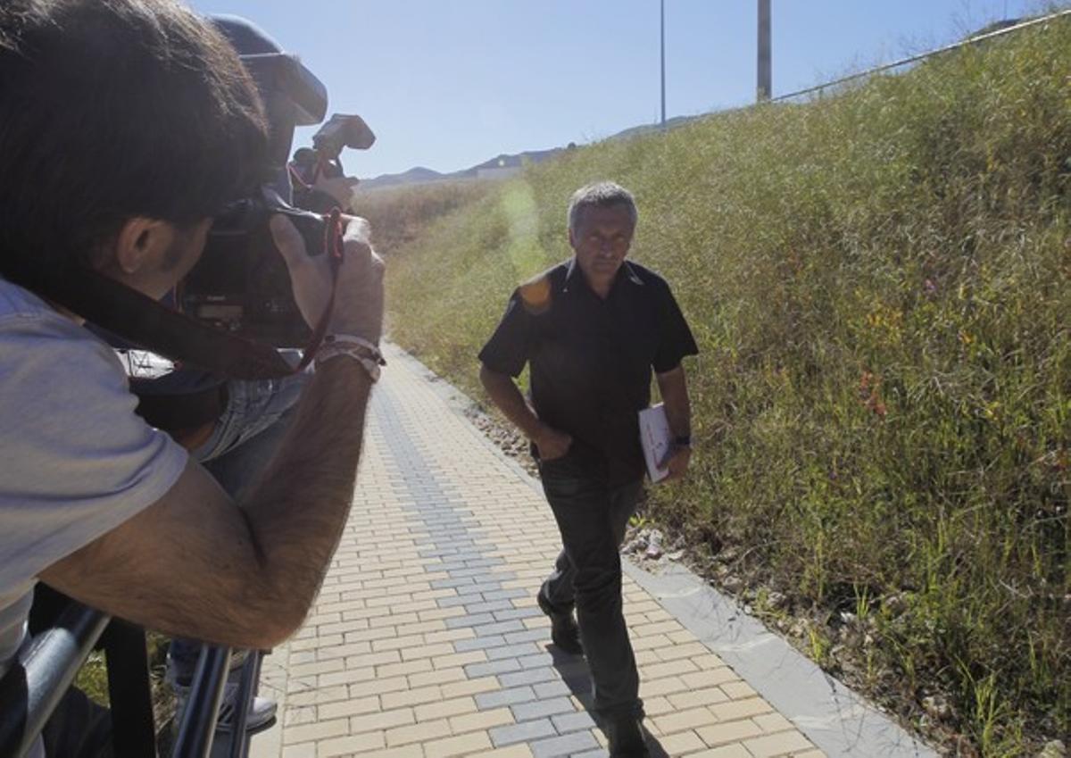 Roberto Manrique, a la llegada a la cárcel donde se va a reunir con el etarra Caride. Roberto Manrique, a la llegada a la cárcel donde se va a reunir con el etarra Caride.