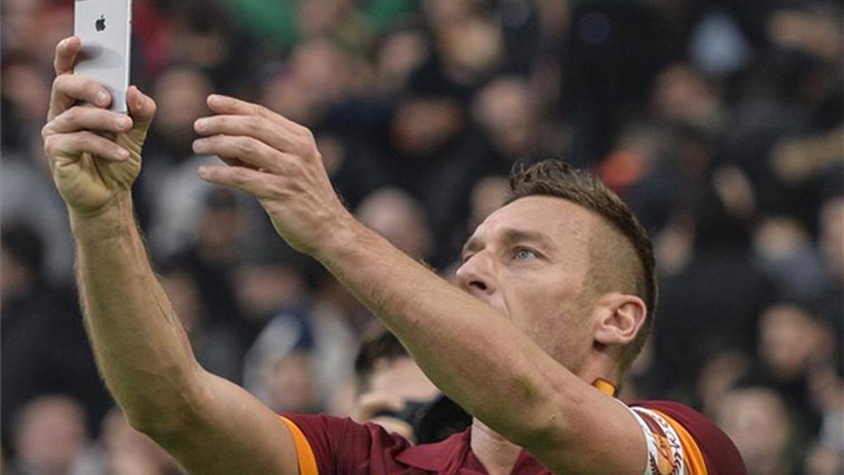 Totti seguirá en la Roma, como mínimo, hasta los 40 años