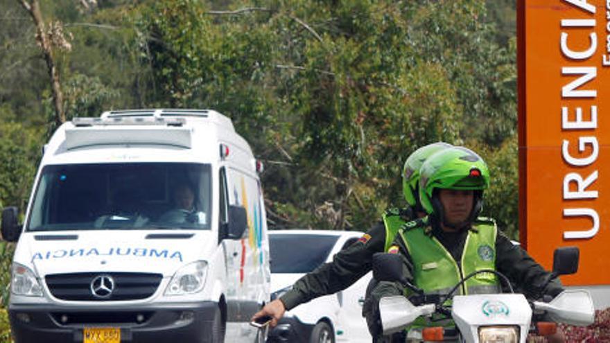 El portero, Jackson Follmann, es trasladado al aeropuerto en ambulancia.