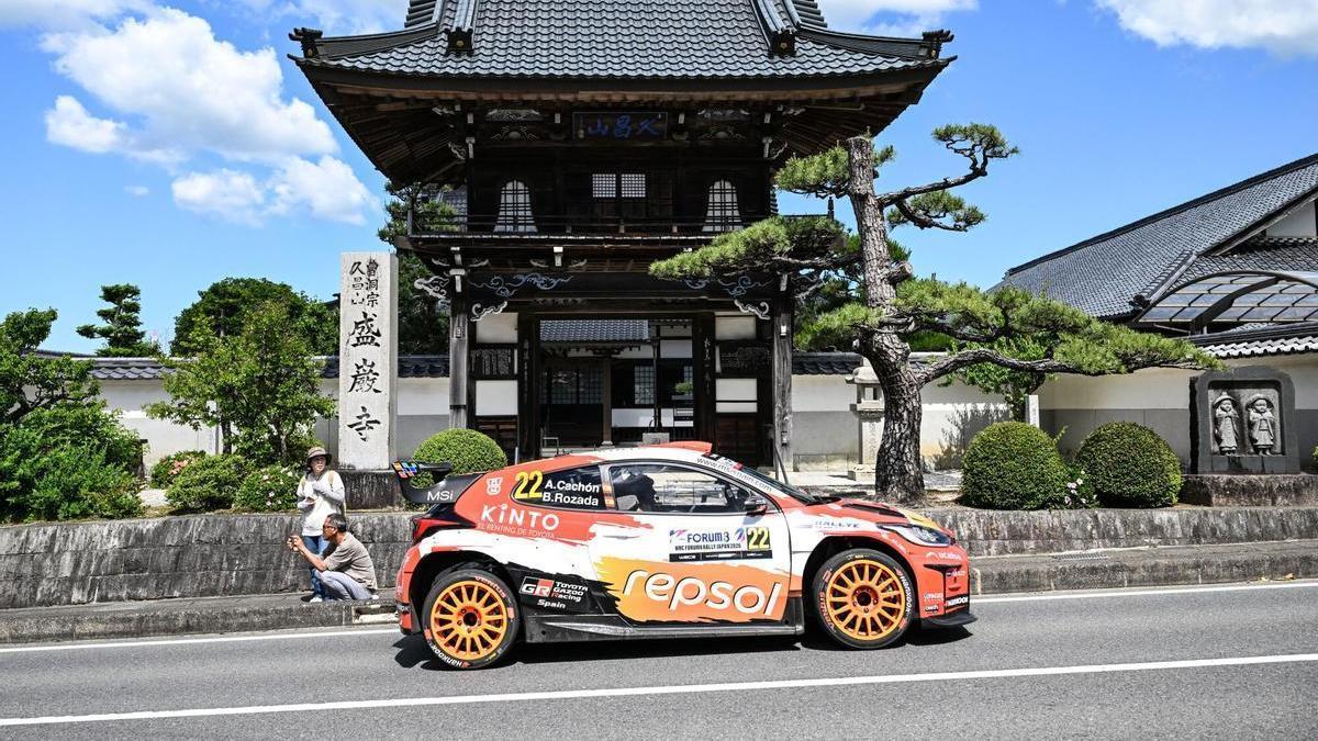 Alejandro Cachón, con su coche, en un rally reciente en Japón.