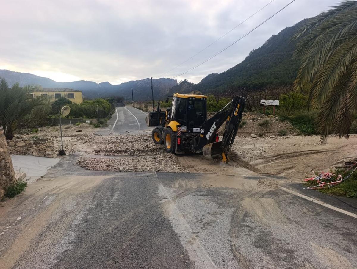 Operarios trabajando en la carretera que une Blanca con Ojós.