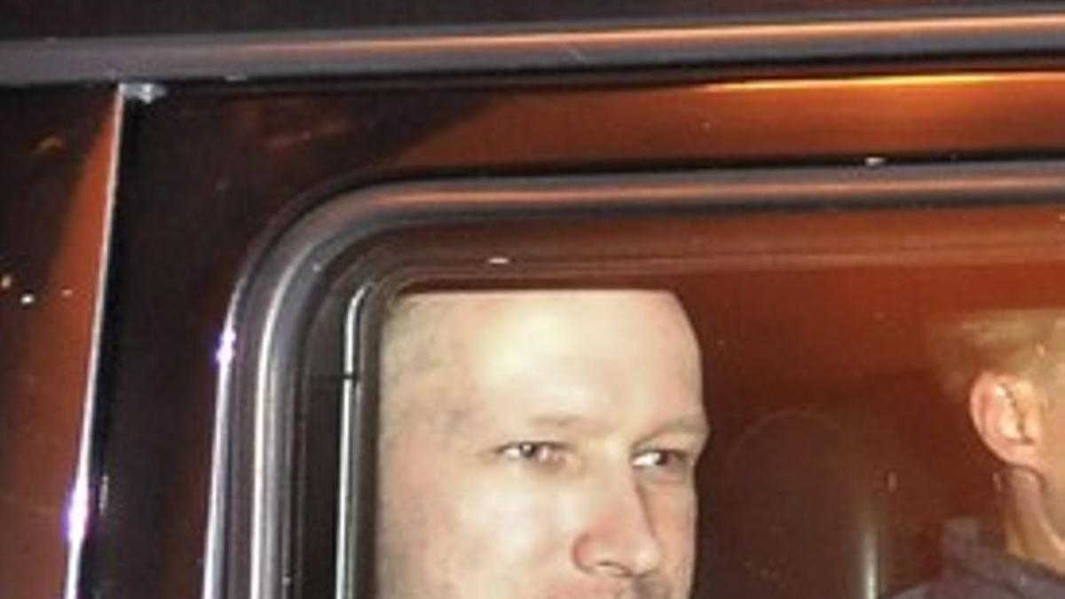 Breivik mientras es trasladado en un vehìculo policial hasta los juzgados de Oslo.