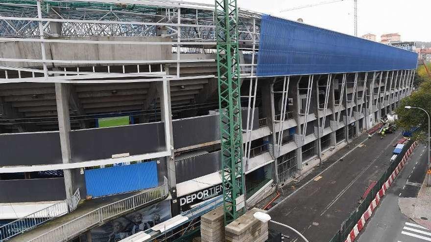 Obras, ayer, en las cubiertas de Riazor, en la zona de las gradas de Tribuna y Pabellón.