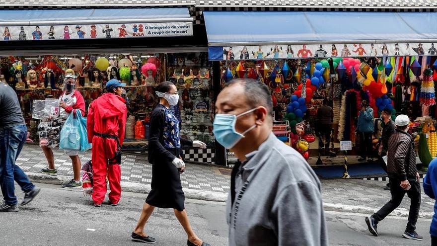 Transeúntes por un sector comercial este viernes en Sao Paulo.