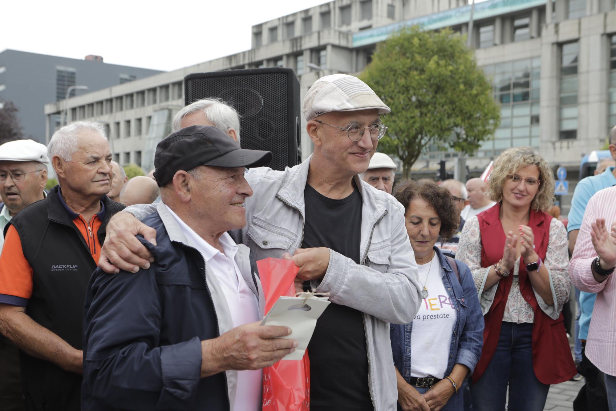 EN IMÁGENES: Mieres rinde homenaje a los protagonistas de la "huelgona" del 62