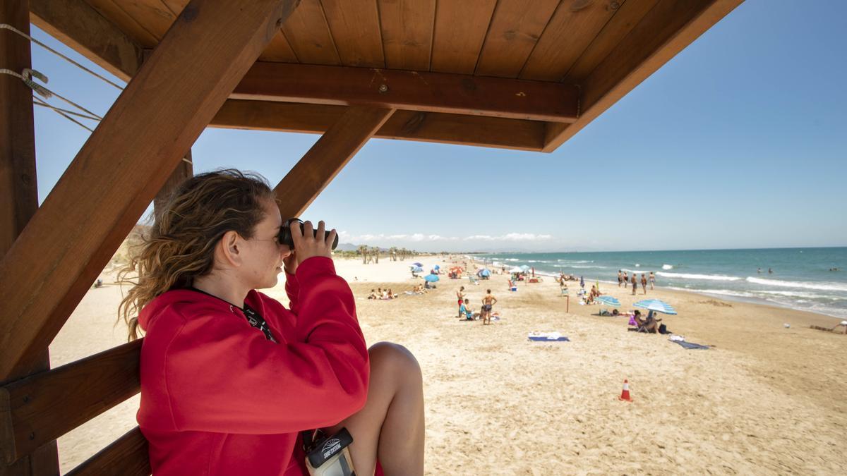 Una socorrista en la playa de Canet d’En Berenguer.