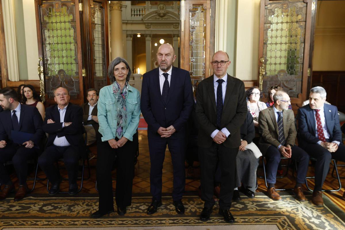 Ana Carmona, Juan Cofiño y Josep María Castellà, en la Junta General, antes de iniciarse el acto.