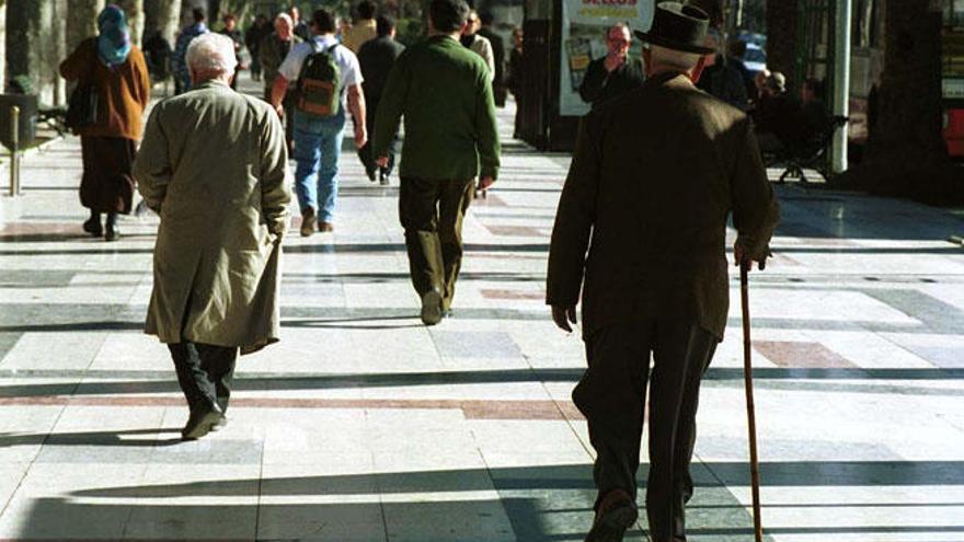 Las personas mayores se ocupan con sus pensiones del resto de la familia.