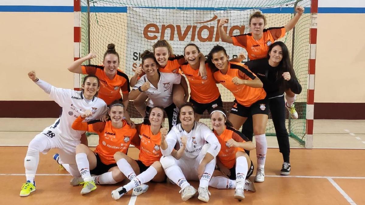 Las jugadoras del Amarelle celebran la victoria sobre el Gora. |  // LA OPINIÓN