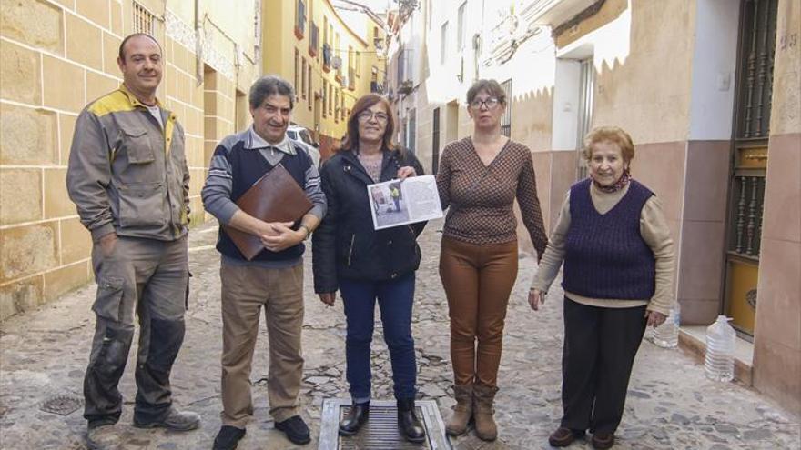 Los vecinos de Nidos piden que se controle el acceso de coches a la calle