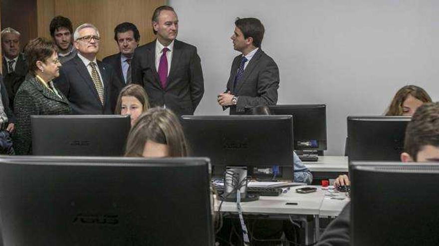 El alcalde de Crevillent inauguró ayer con el jefe del Consell y diversos colectivos locales el Centre Jove Juan Antonio Cebrián.