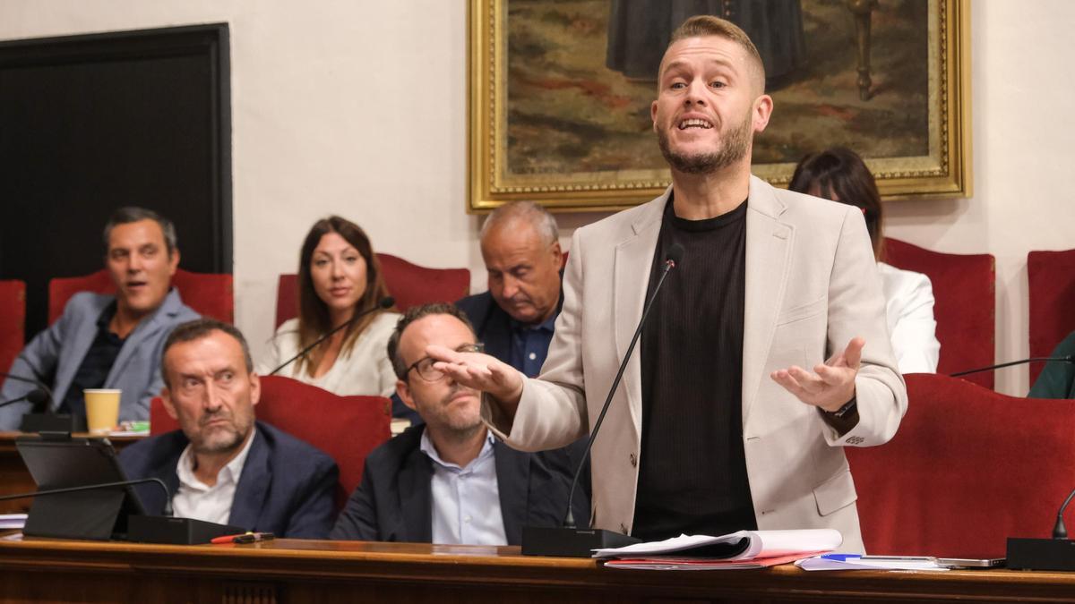 El portavoz adjunto del PSOE, Mariano Valera, durante su intervención en un pleno