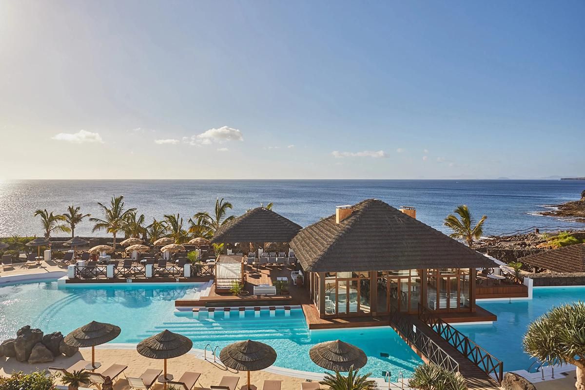 Piscinas con vistas al mar Secrets Lanzarote Resort & Spa