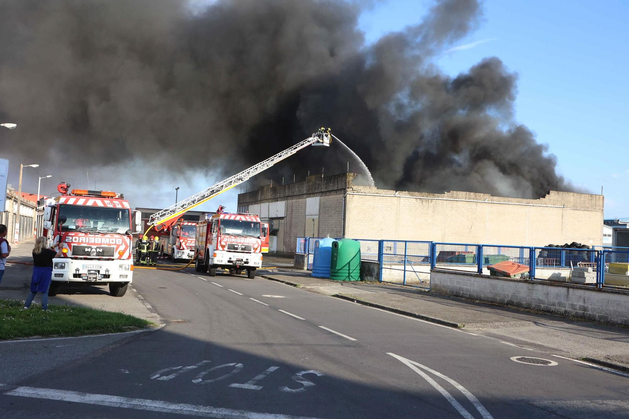 Gran humareda por un incendio en la nave de Profand en el puerto de Sada