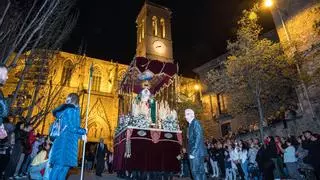 La processó de Divendres Sant aixeca una gran expectació al centre històric de Manresa