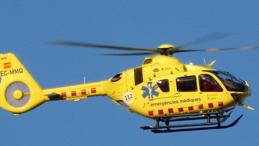 Un helicòpter del SEM ha traslladat un dels treballadors a Barcelona