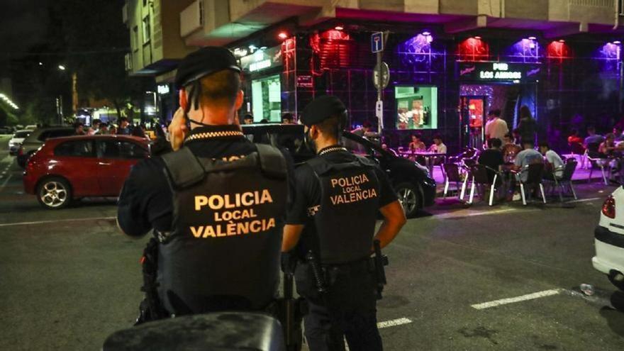 Detenido un hombre por amenazar y agredir a su pareja con una catana en Valencia