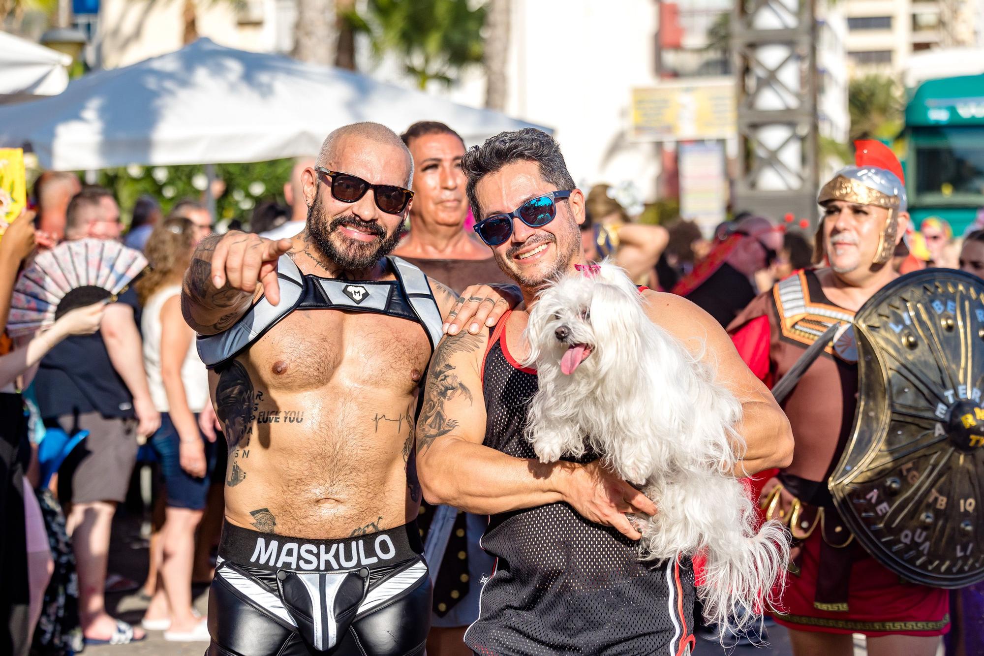 Como en ediciones anteriores, The Parade ha comenzado esta tarde desde el Rincón de Loix, recorriendo el Paseo de la Playa de Levante Levante y un tramo de la avenida Mediterráneo hasta alcanzar el auditorio Julio Iglesias del Parque de l’Aigüera donde se ha continuado la fiesta.