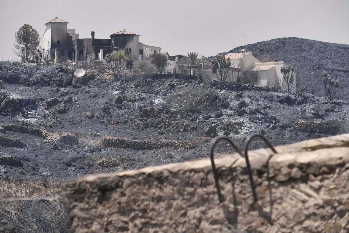 Una casa calcinada, en l'incendi forestal, a 10 de juliol de 2026, a Los Gallardos