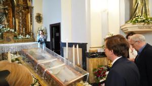 El alcalde de Madrid visita el cuerpo incorrupto de San Isidro, patrón de la ciudad