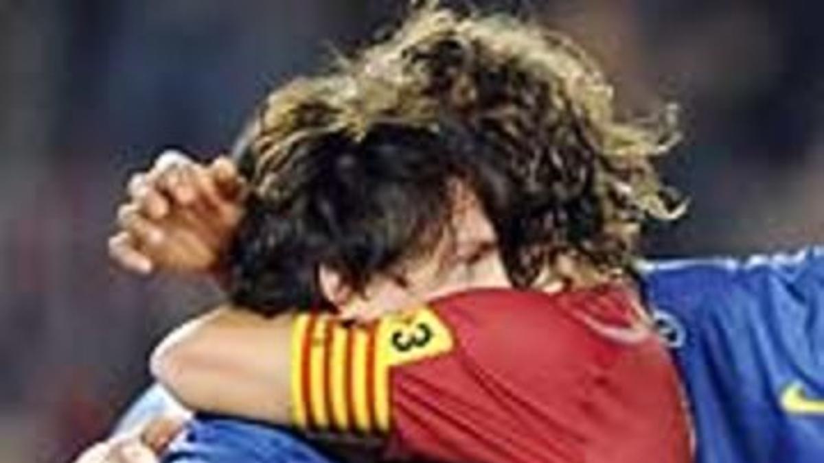 Puyol abraza a Messi tras marcar este el único gol del Barça frente al Benidorm.