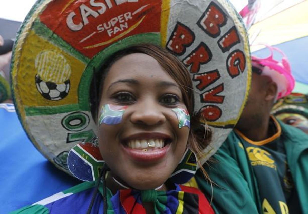 Una de les assistents al funeral de Mandela a l’estadi FNB de Soweto.