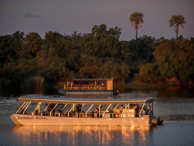 Barco del crucero en el río Zambeze